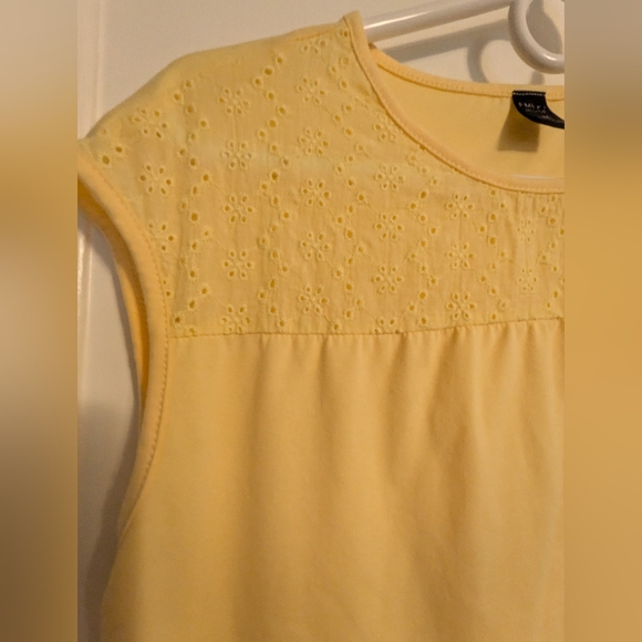 Emery Rose yellow top - Picture 2 of 6